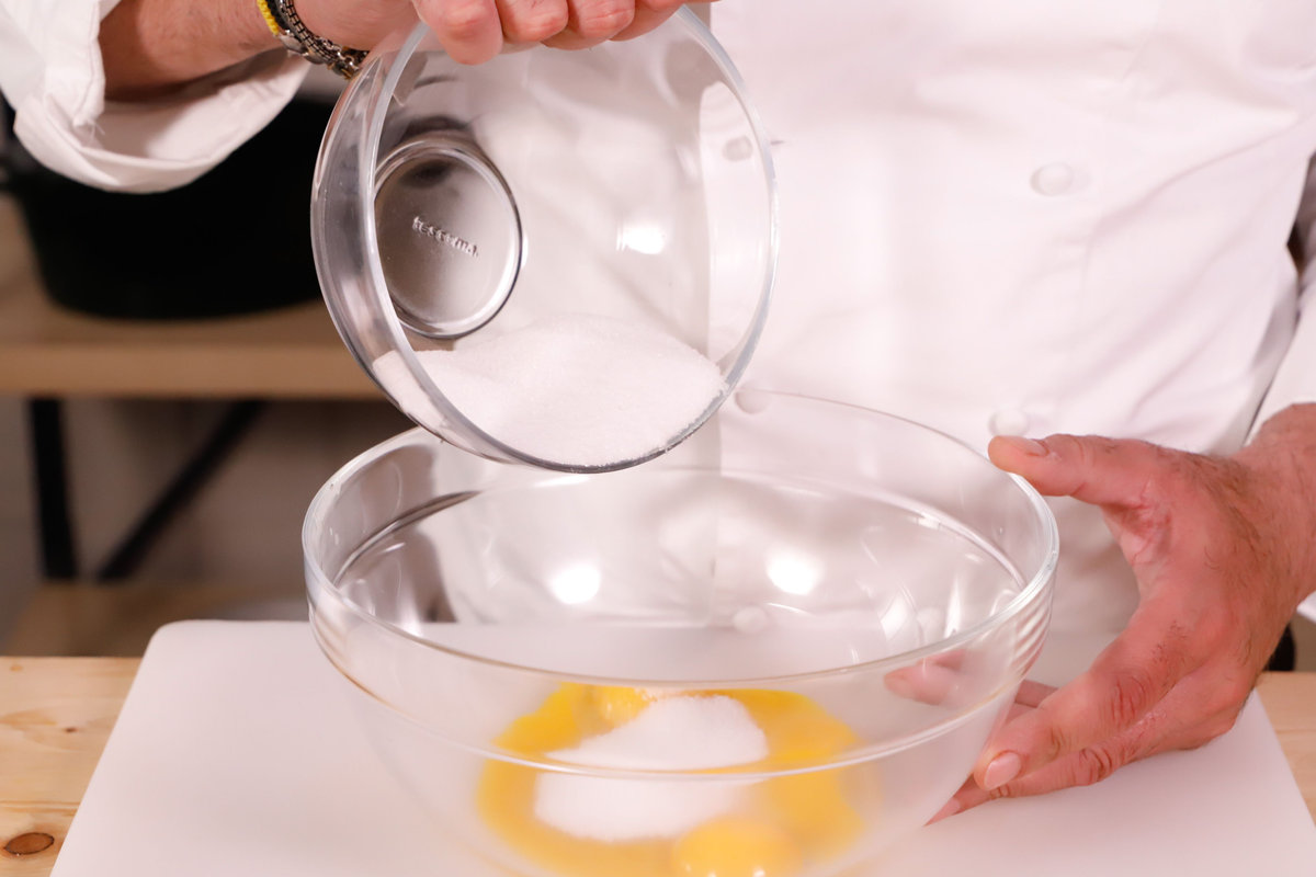 montare i tuorli con lo zucchero