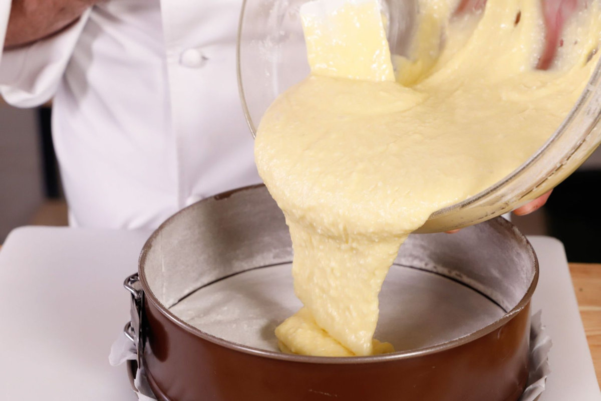 Versare il composto in una tortiera