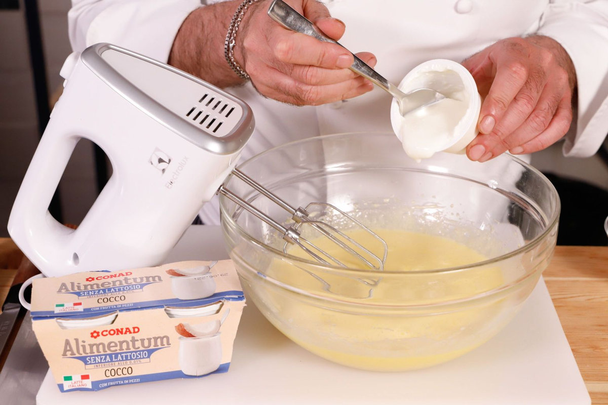 Montare le uova con lo zucchero e aggiungere lo yogurt