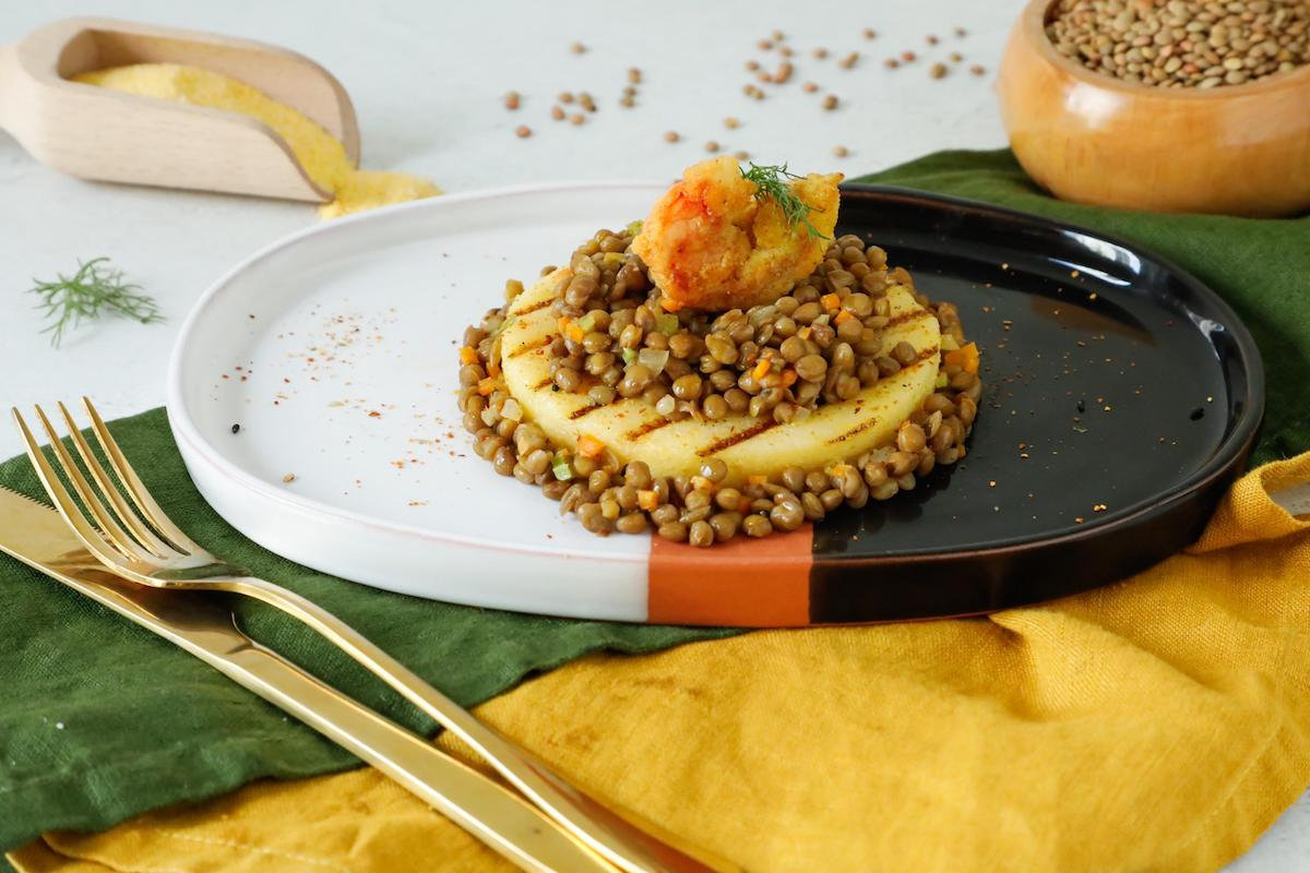 Crostini di polenta, lenticchie e gamberi al curry