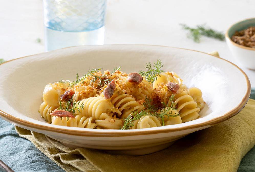 Fusilloni, alici, olio al finocchietto e mollica atturrata