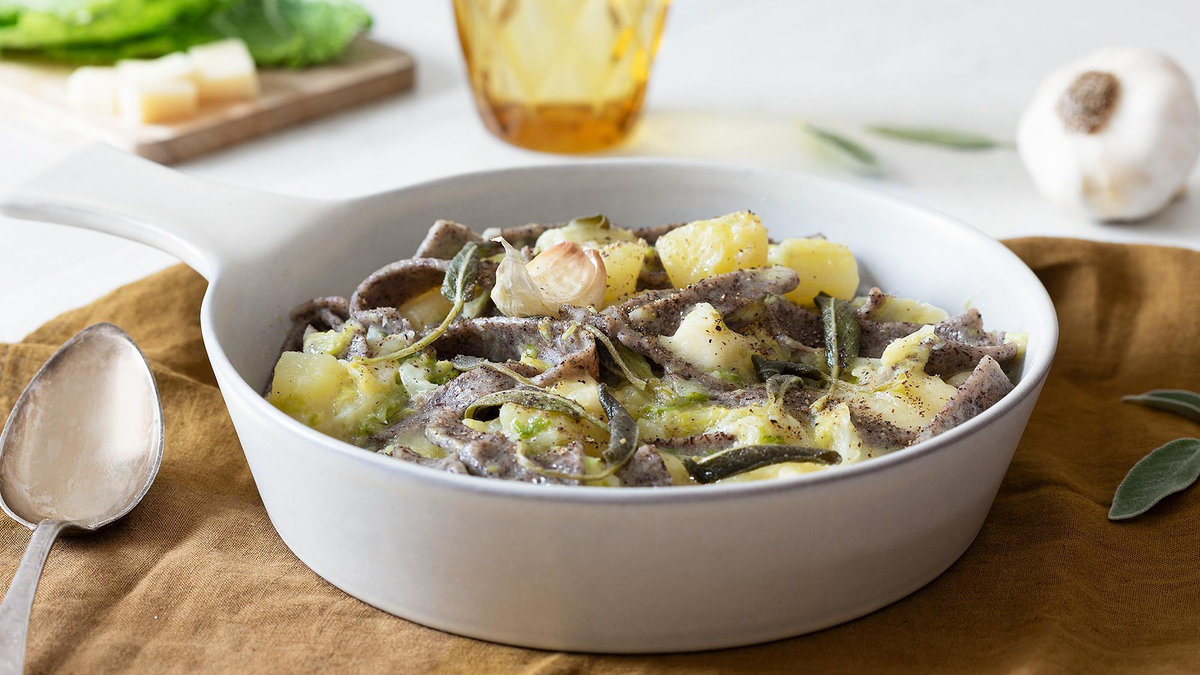 Pizzoccheri valtellinesi con patate e verza