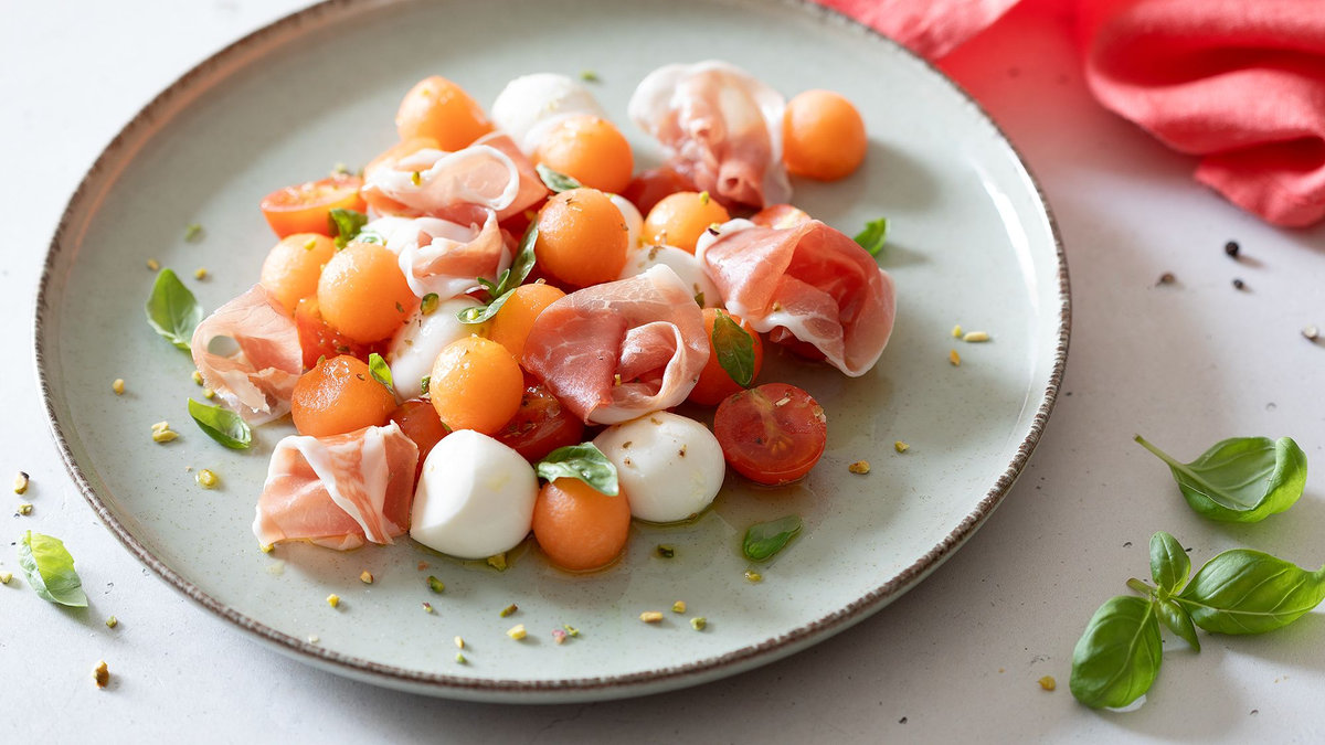 Insalata caprese con prosciutto e melone