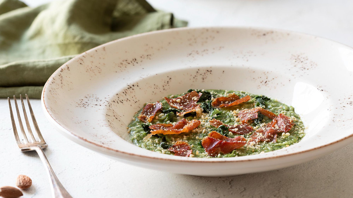 Risotto agli spinaci, prosciutto crudo croccante e mandorle