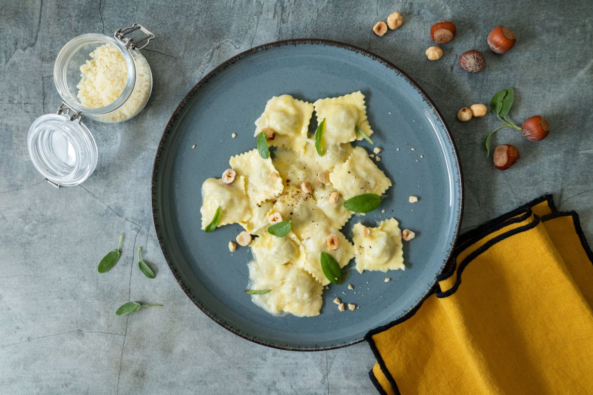 Agnolotti piemontesi con burro, salvia e nocciole