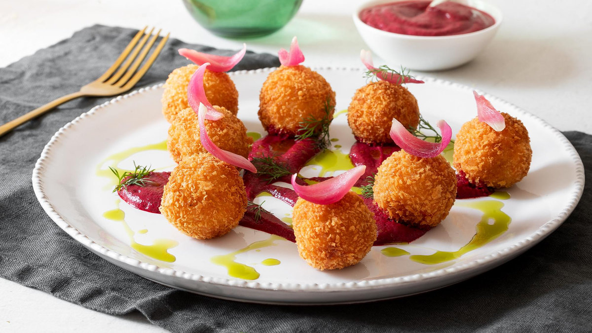 Polpette di baccalà mantecato e cipolle caramellate