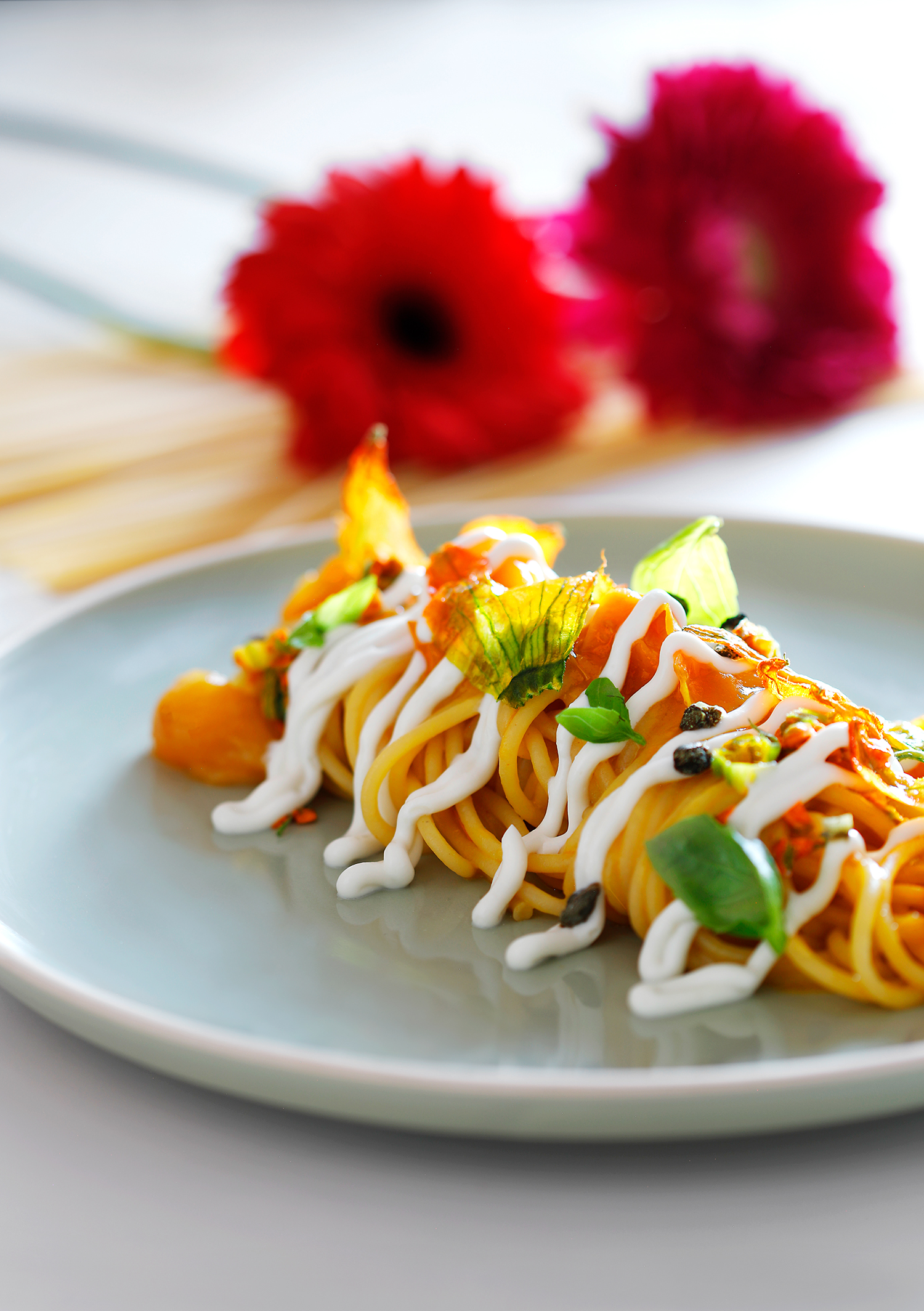 Spaghetti-con-colatura-alici-datterini-gialli-ricotta-image