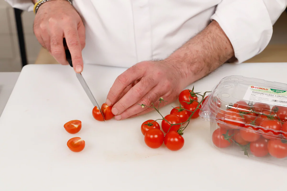 tagliare pomodori