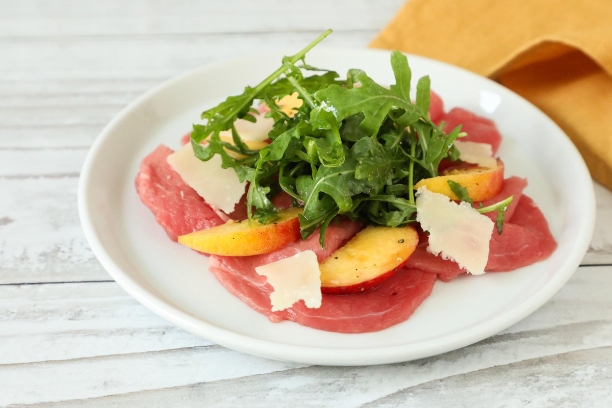 Carpaccio di manzo con pesche
