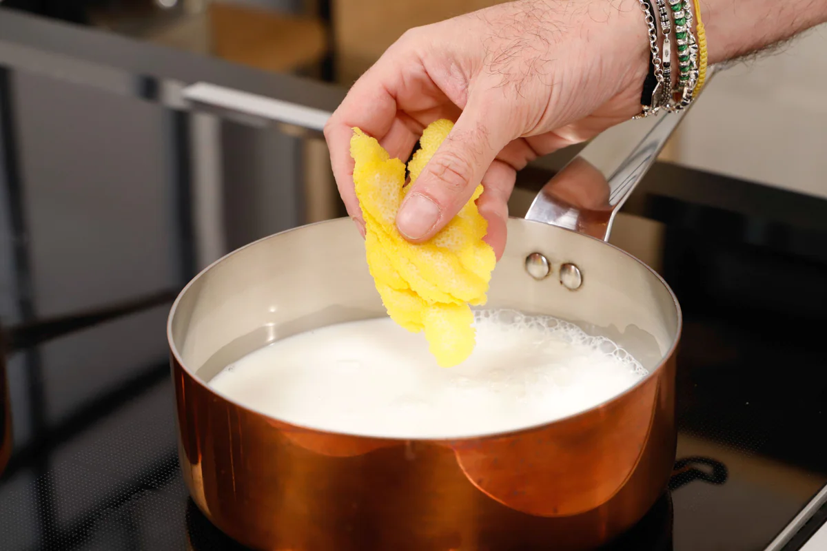 aggiungere bucce di limone