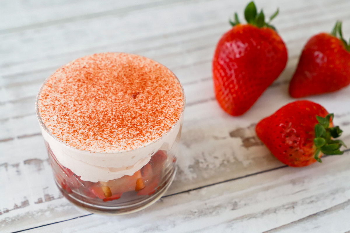 Dolce al cucchiaio con le fragole e crema di formaggio