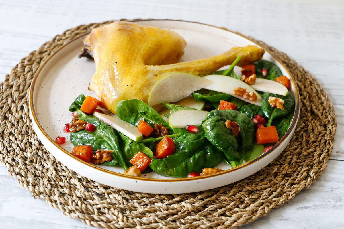 Cappone arrosto con insalata stagionale: una ricetta gustosa e nutriente