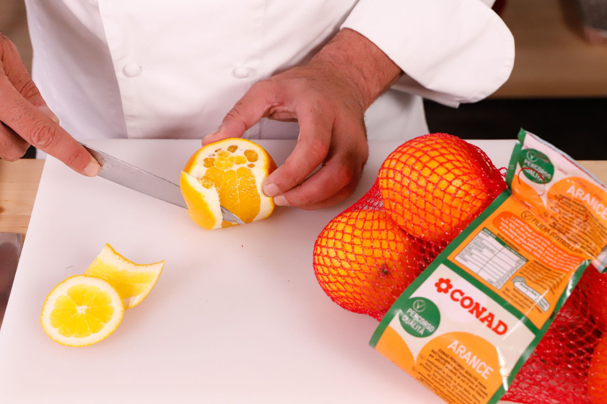 tagliare le arance