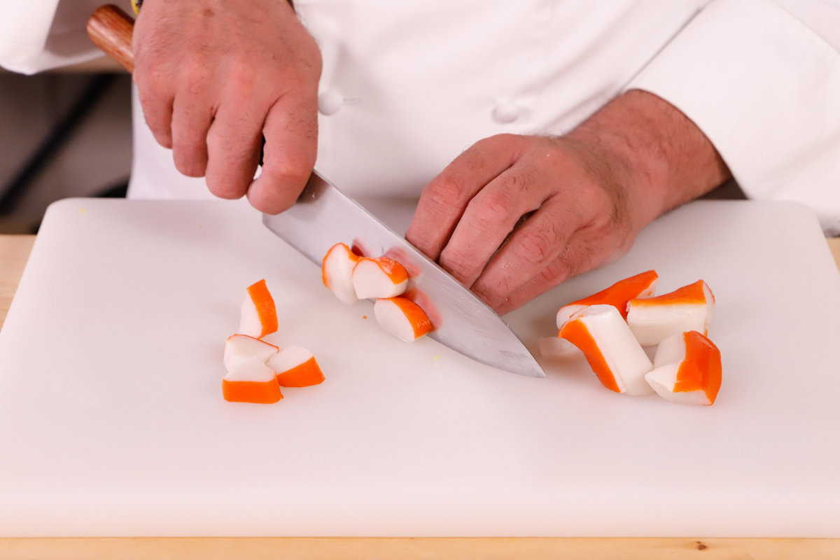 tagliare la polpa di granchio