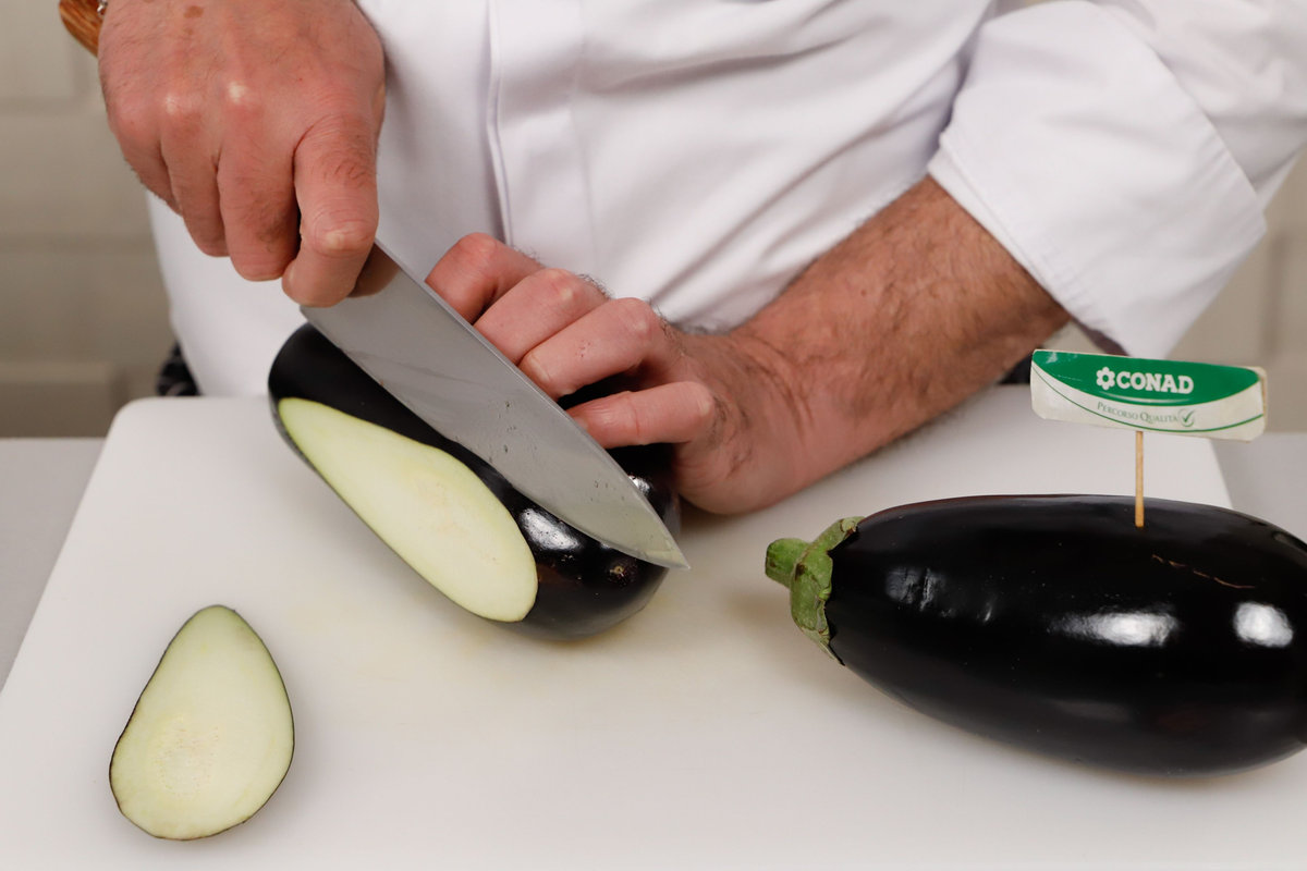 tagliare le melanzane