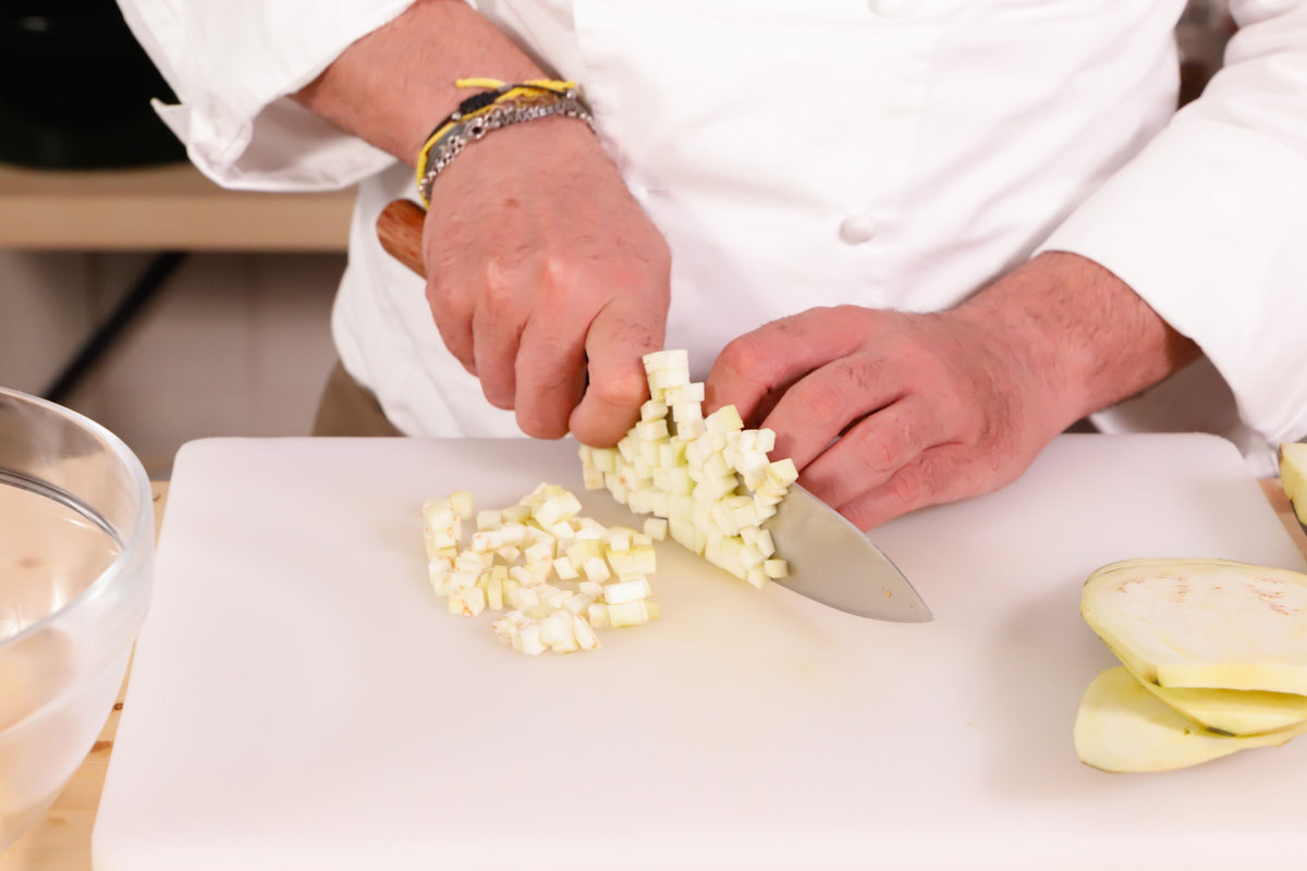 tagliare le melanzane