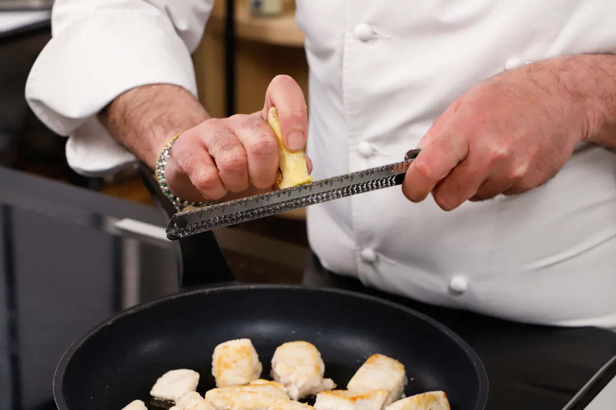 grattugiare lo zenzero