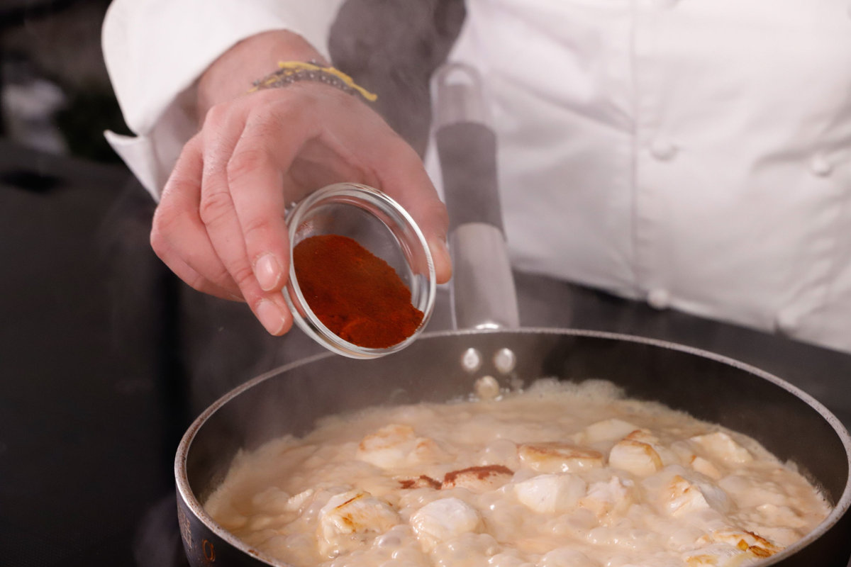 cuocere con latte di pollo e paprika