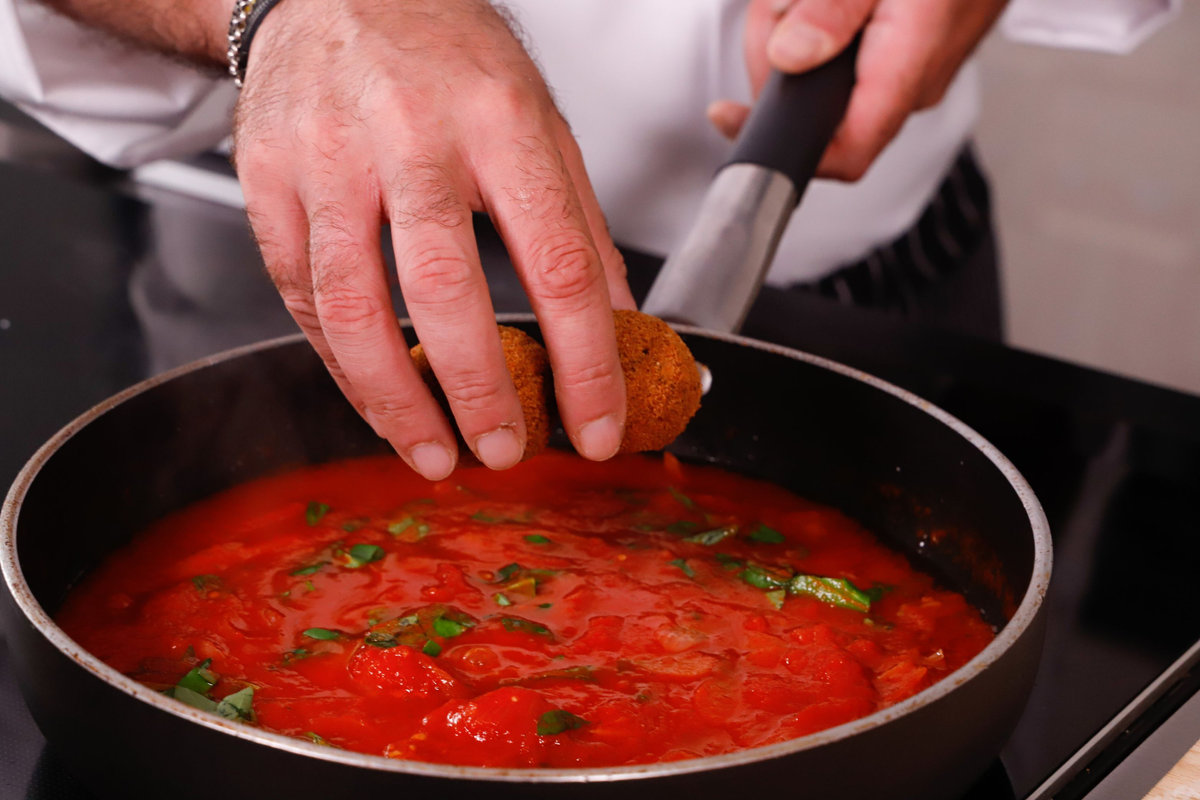 Cuocere le polpette in umido nel pomodoro