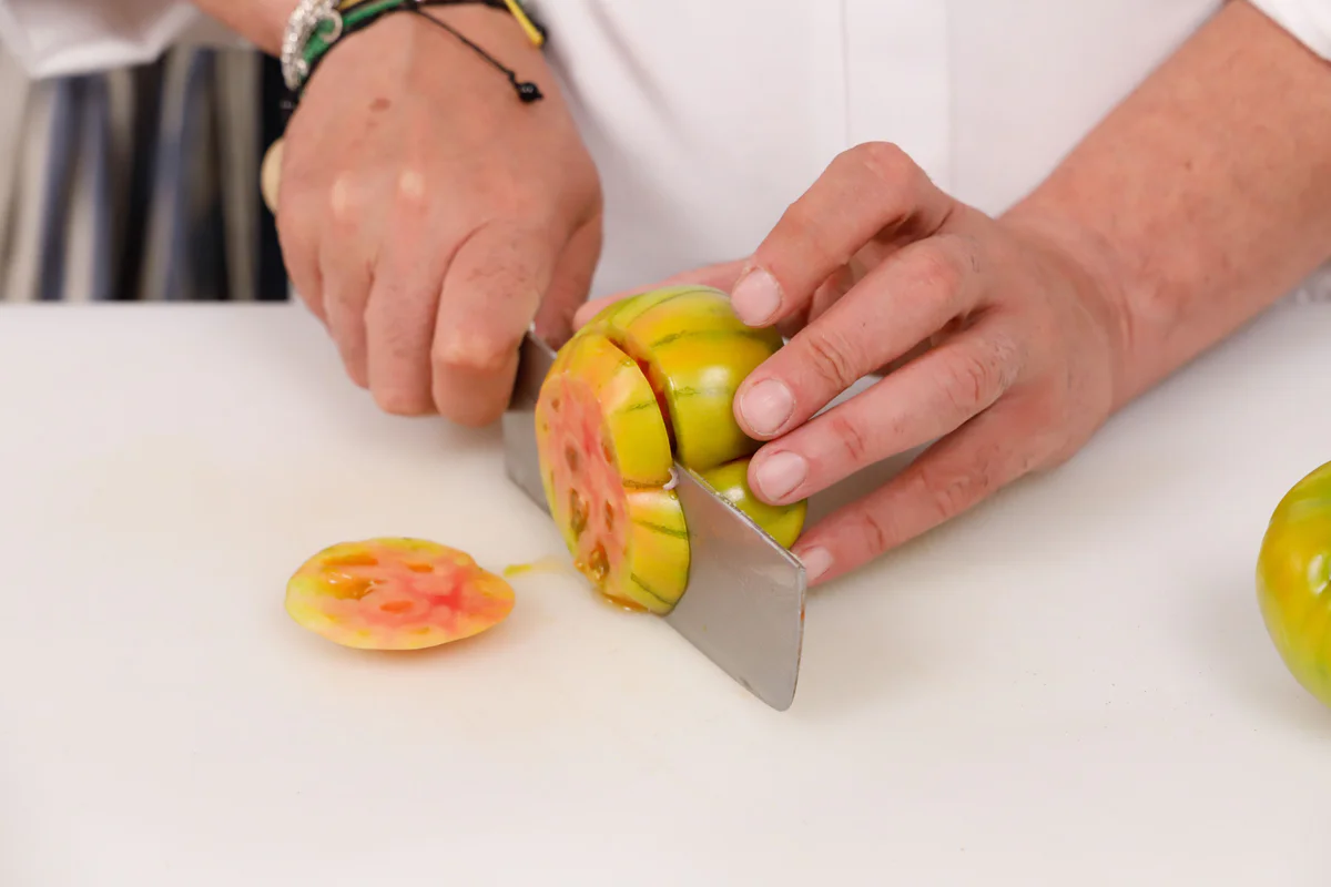 tagliare i pomodori