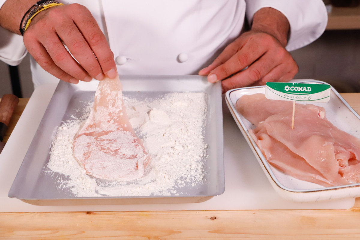 infarinare le fettine di pollo