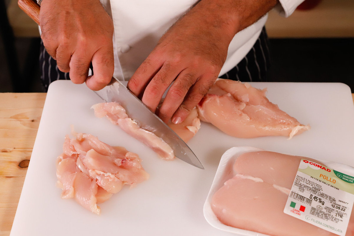 tagliare il pollo
