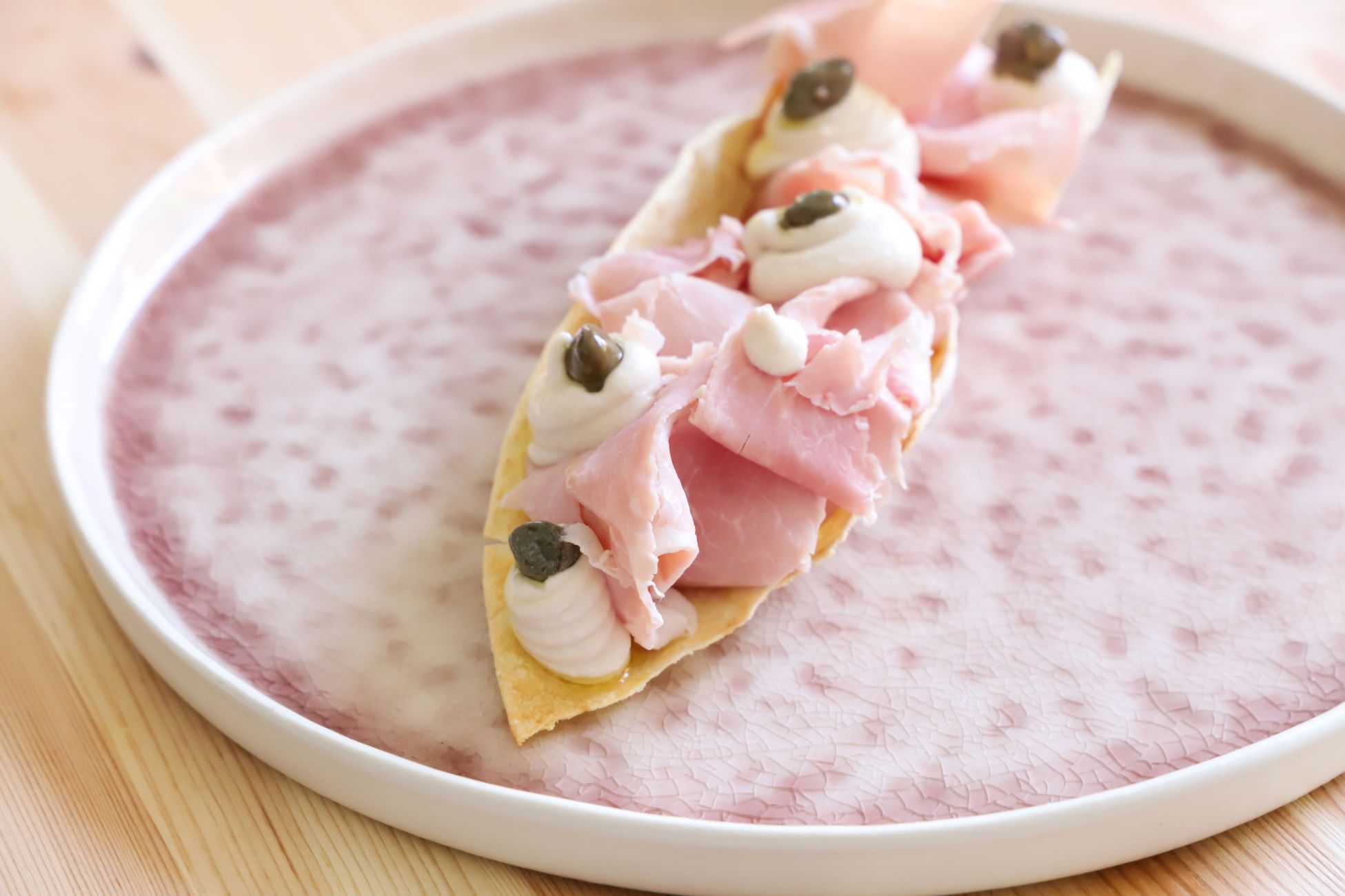 crostini-carasau-salsa-parmigiano-image