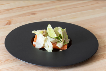 filetto-salmone-insalata-salsa-yogurt-image