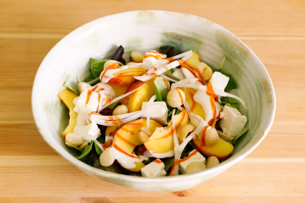 insalata-con-pesche-feta-noci-di-Macadamia-image