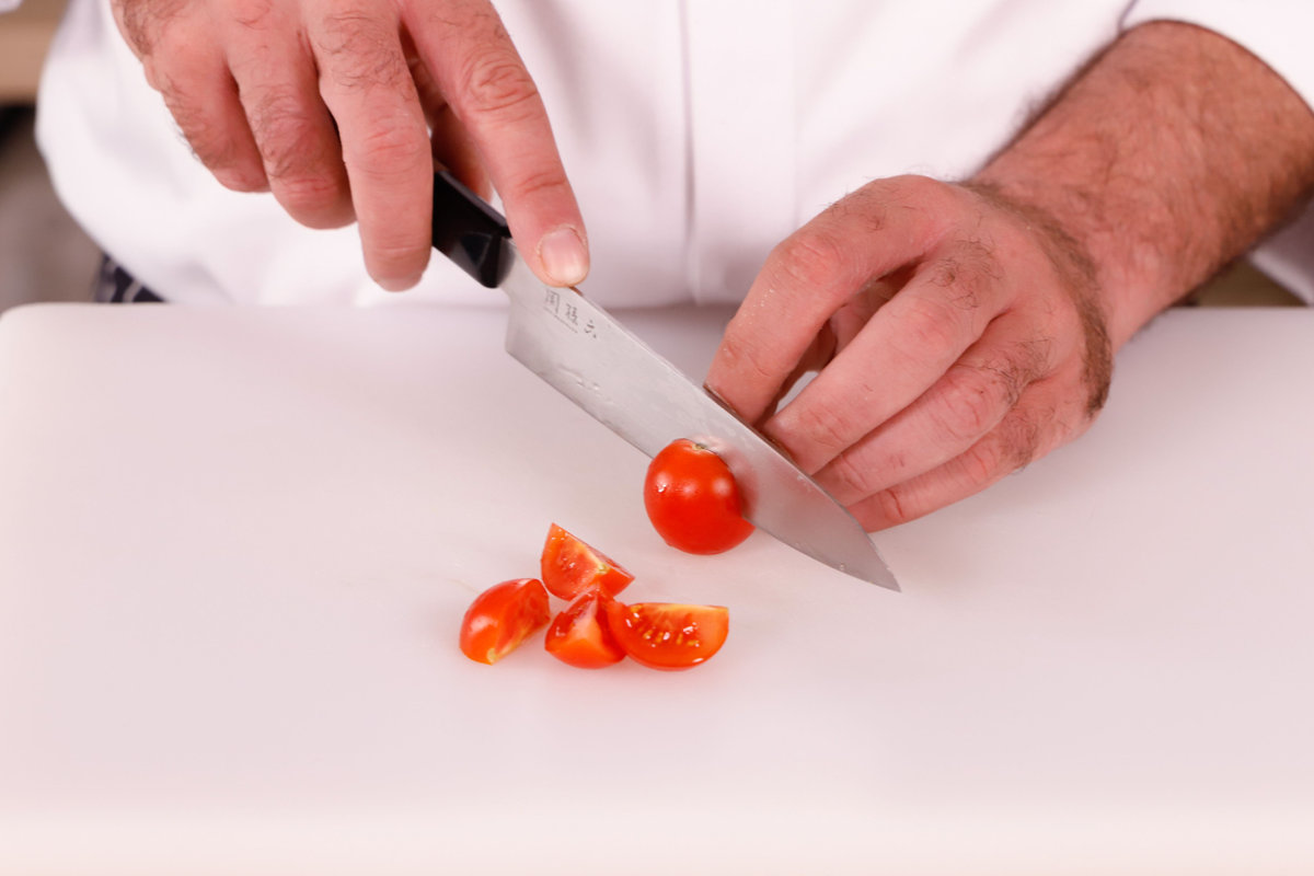 Tagliare i pomodorini