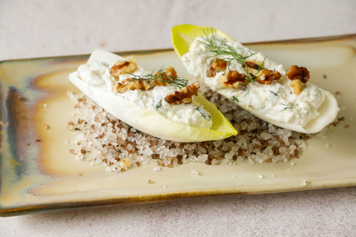 Barchette di cicoria Witloof con ricotta e noci