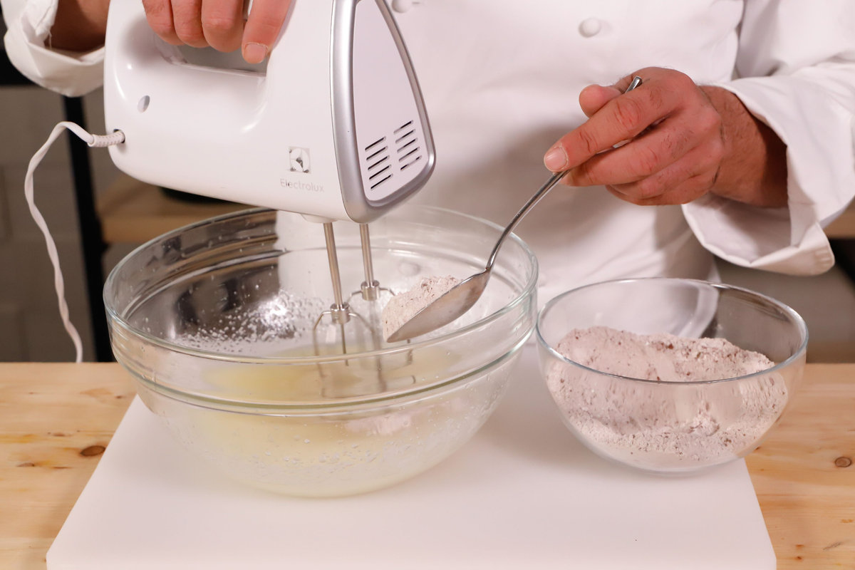 aggiungere farina, cacao e lievito