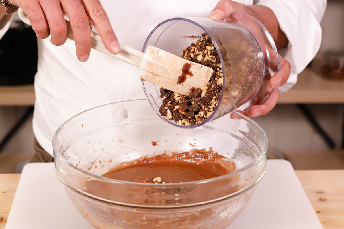 aggiungere cioccolato e nocciole