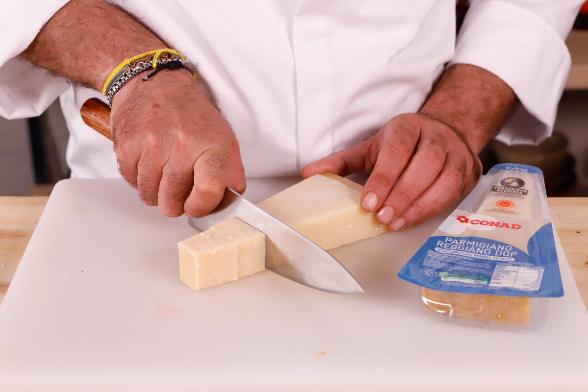 tagliare il parmigiano