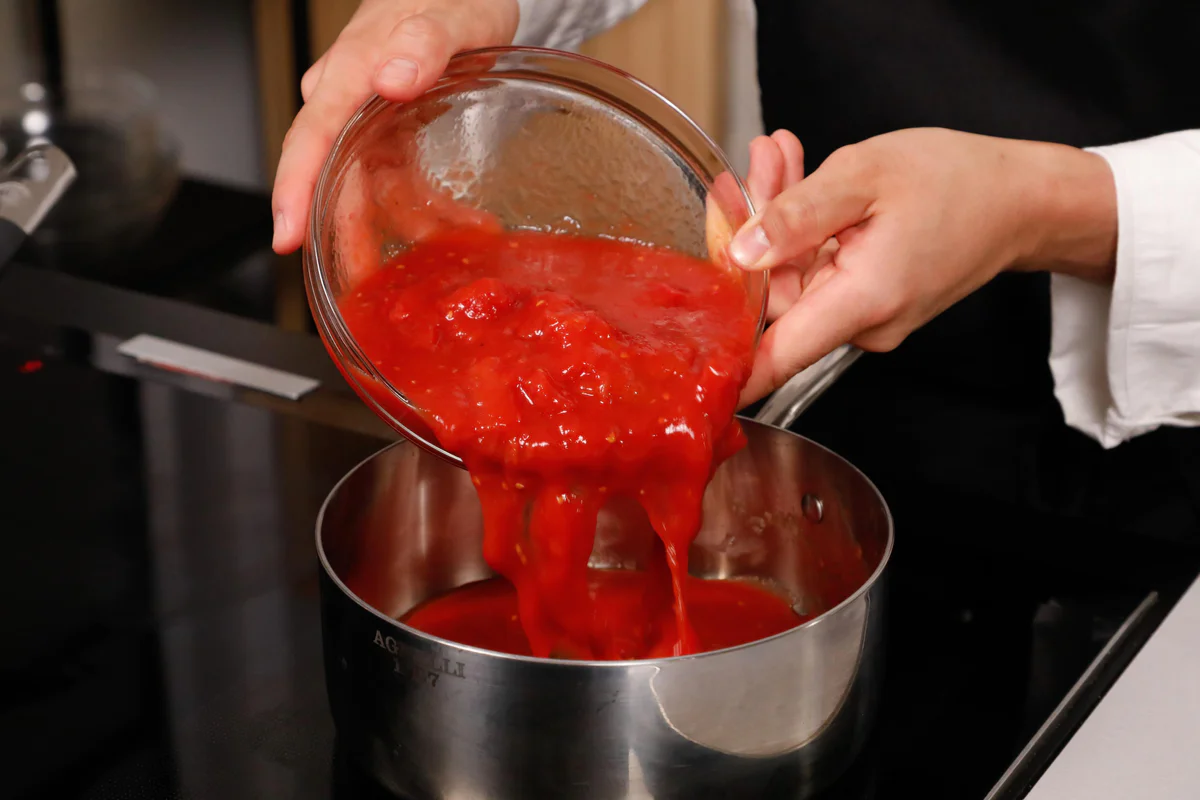 affettare sedano e cipolla