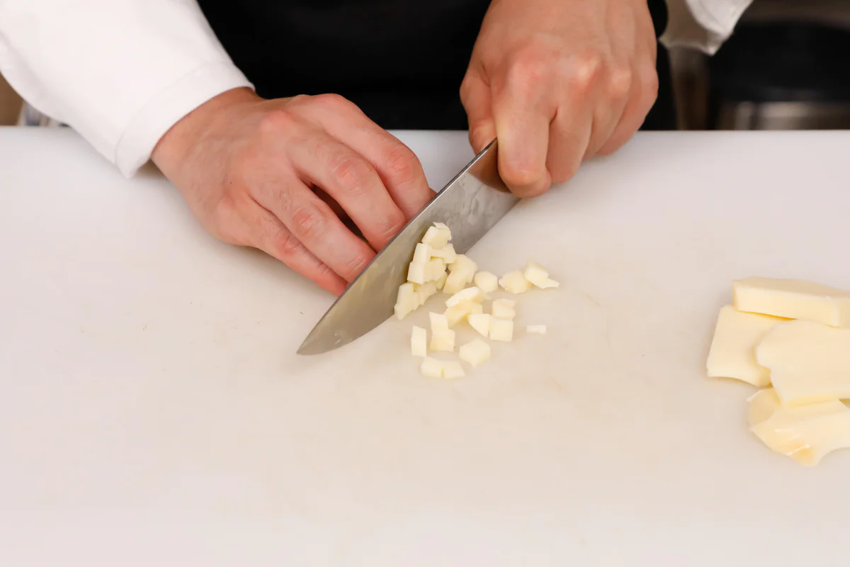 tagliare mozzarella a cubetti