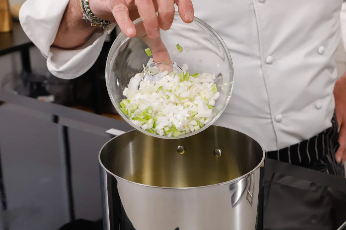 affettare sedano e cipolla