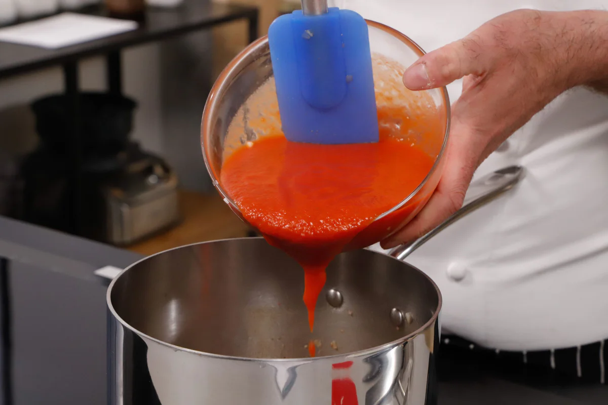 tagliare mozzarella a cubetti