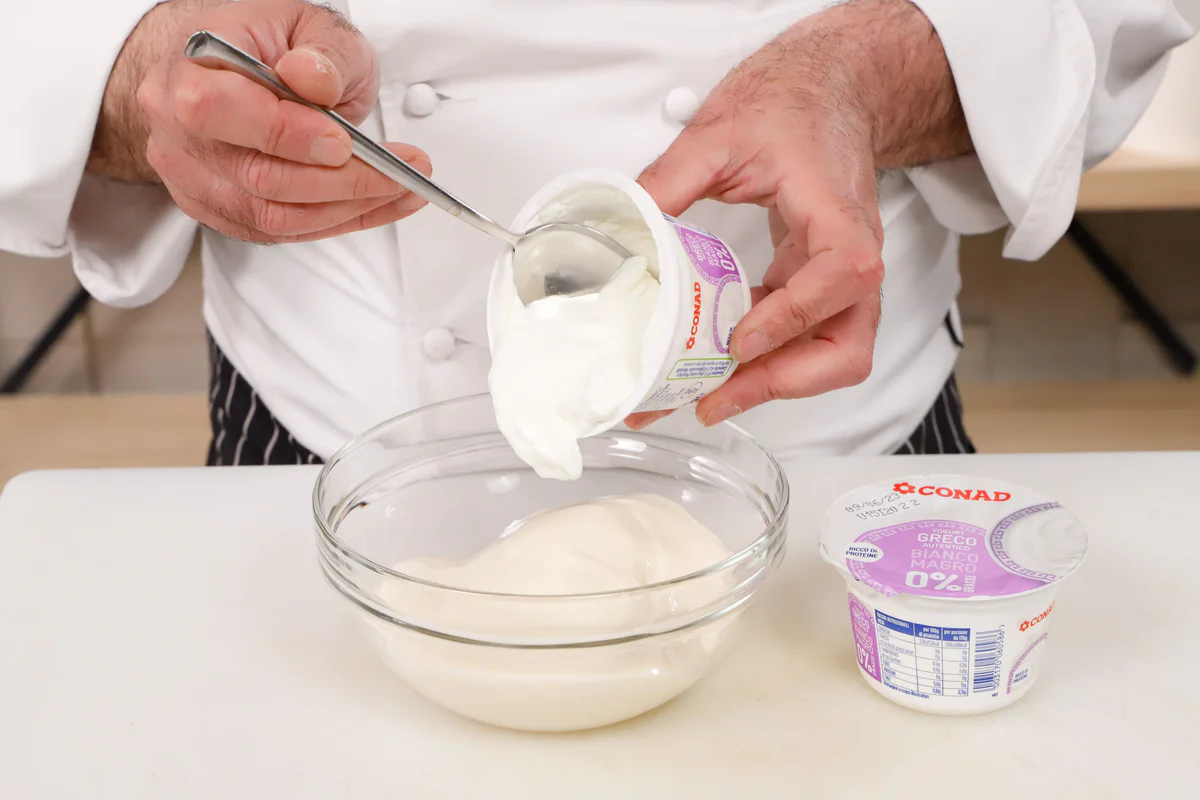 mescolare yogurt e besciamella