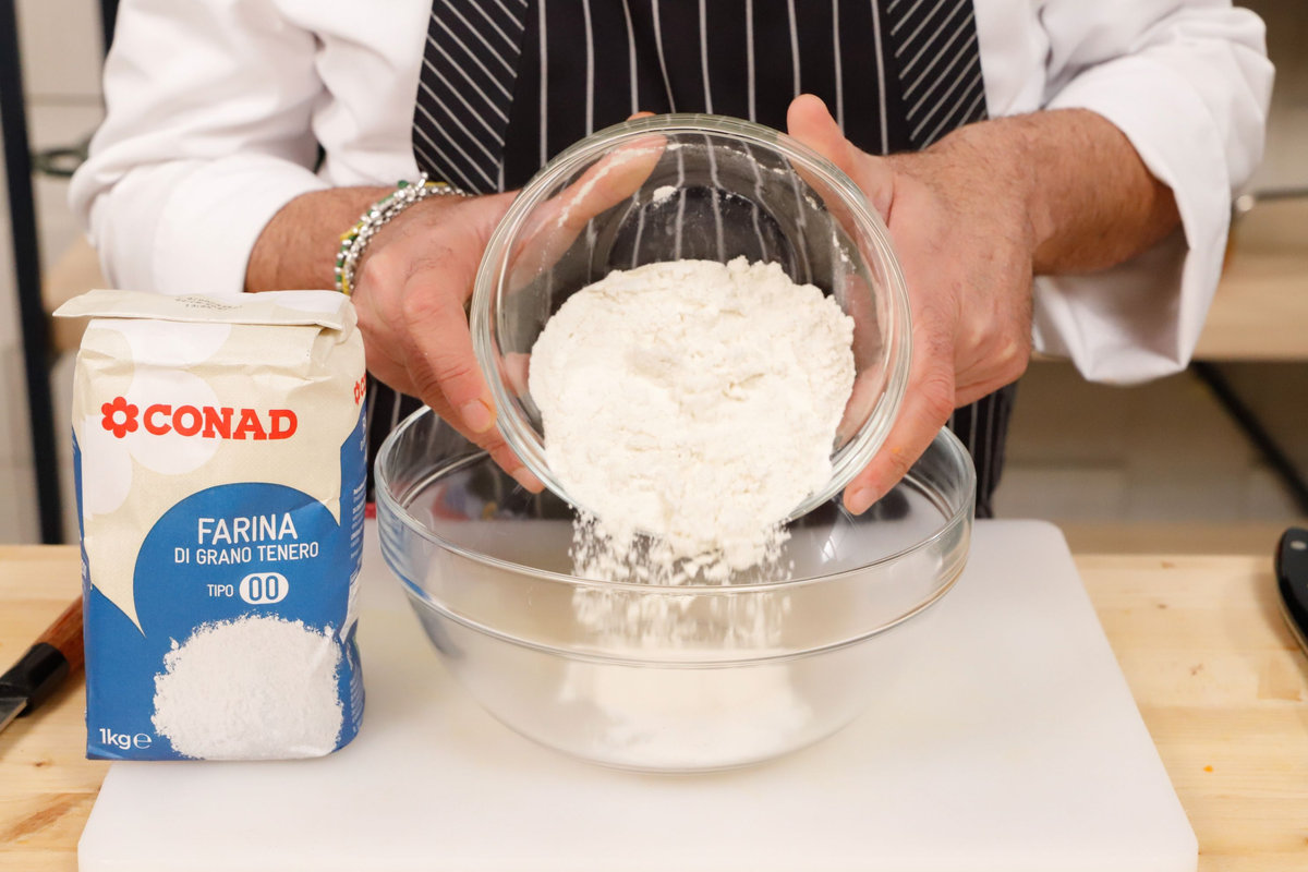 mescolare farina e lievito