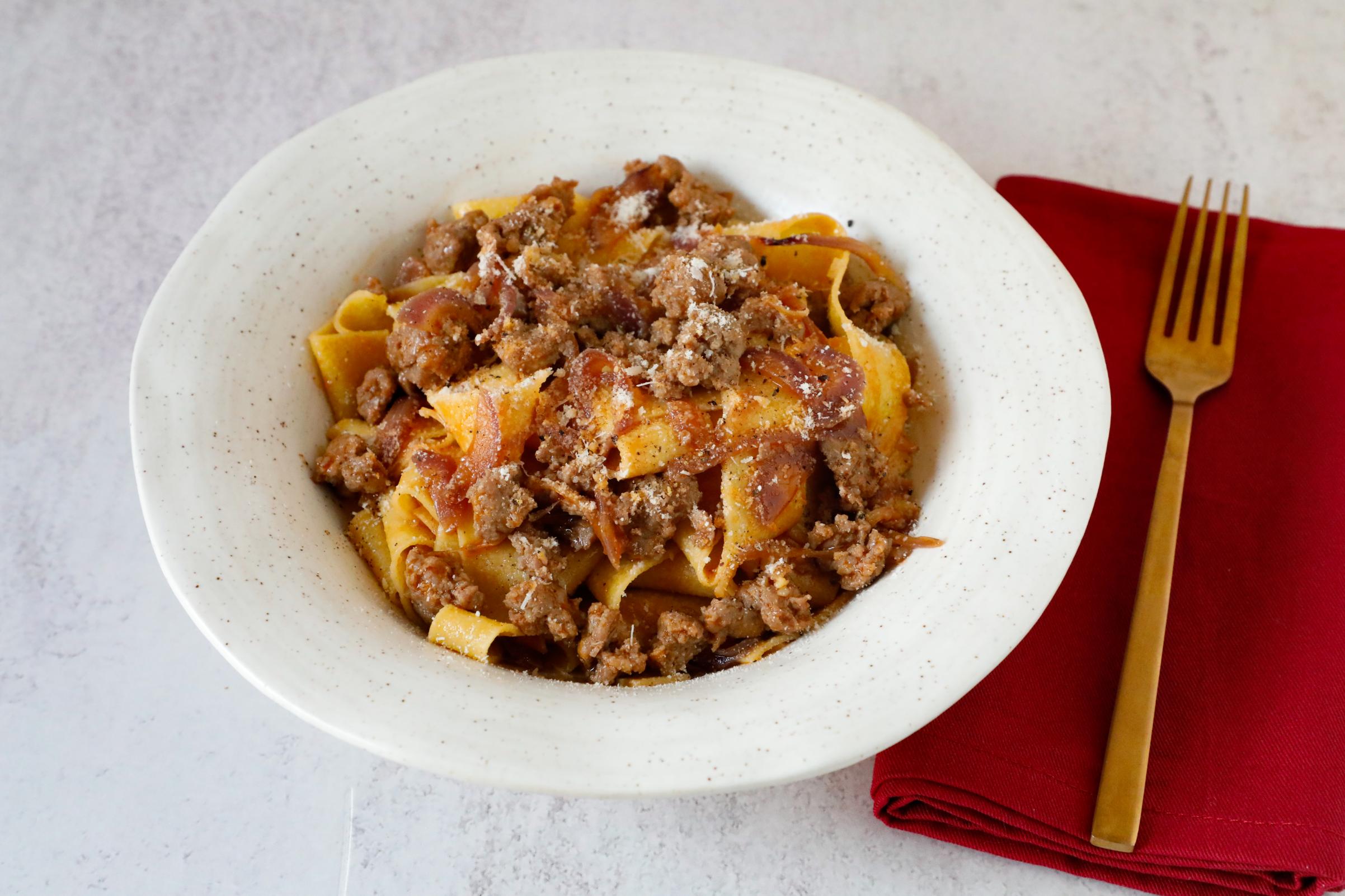 Pappardelle con sugo di cipolla e salsiccia | Conad