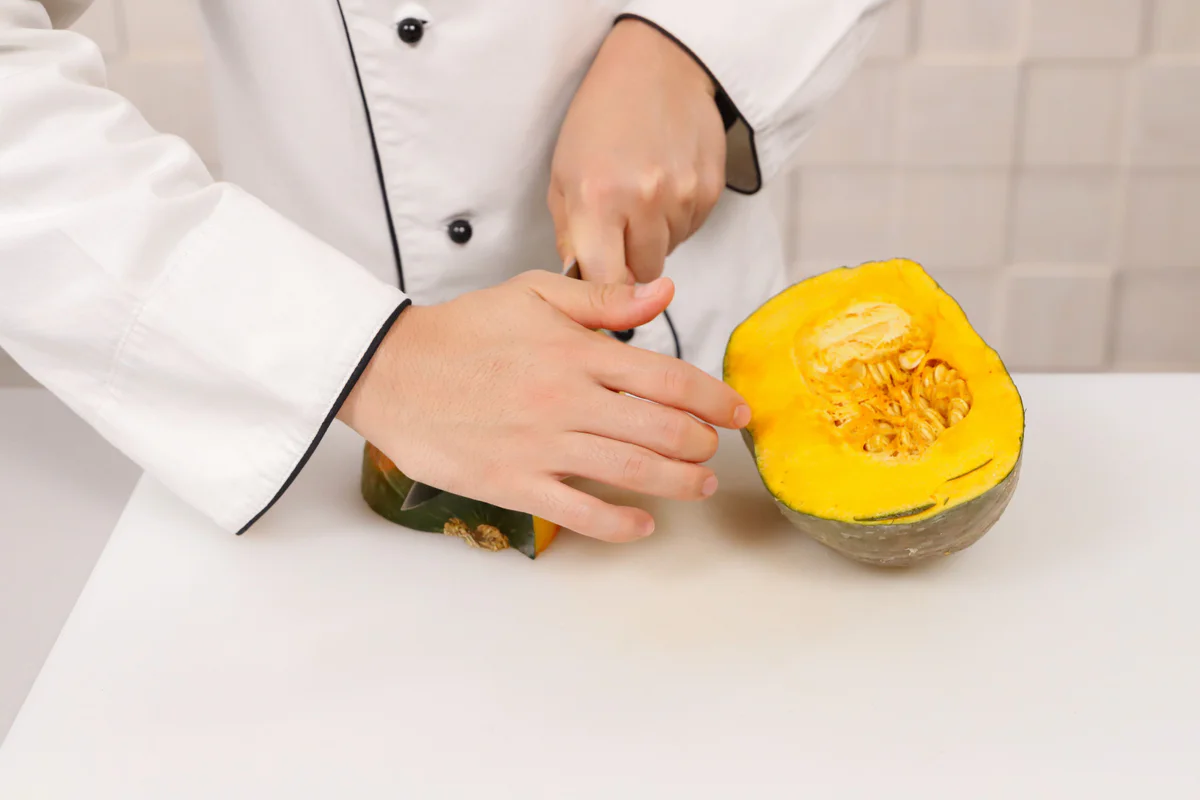 affettare sedano e cipolla