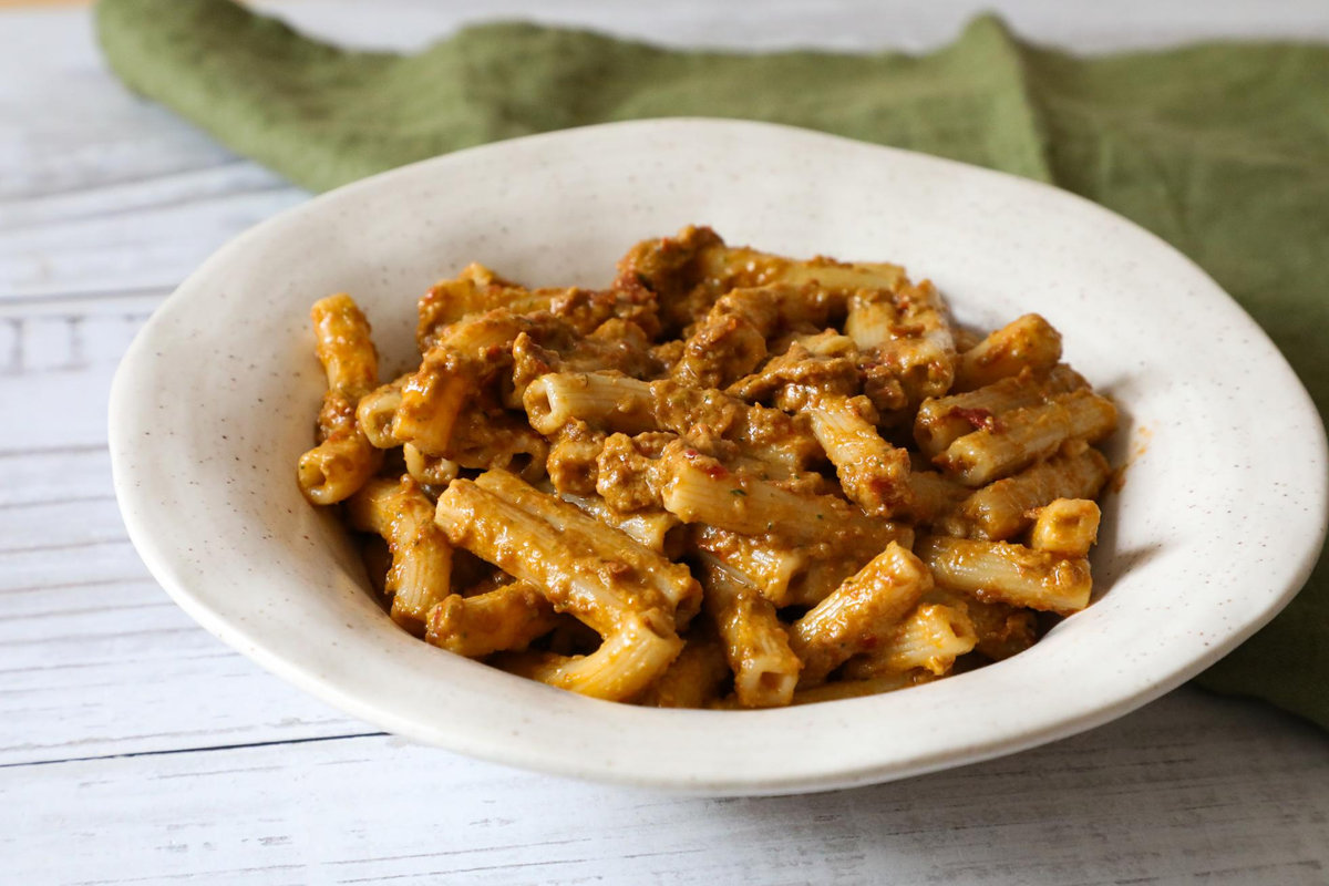 Pasta con sugo di pomodori secchi e basilico