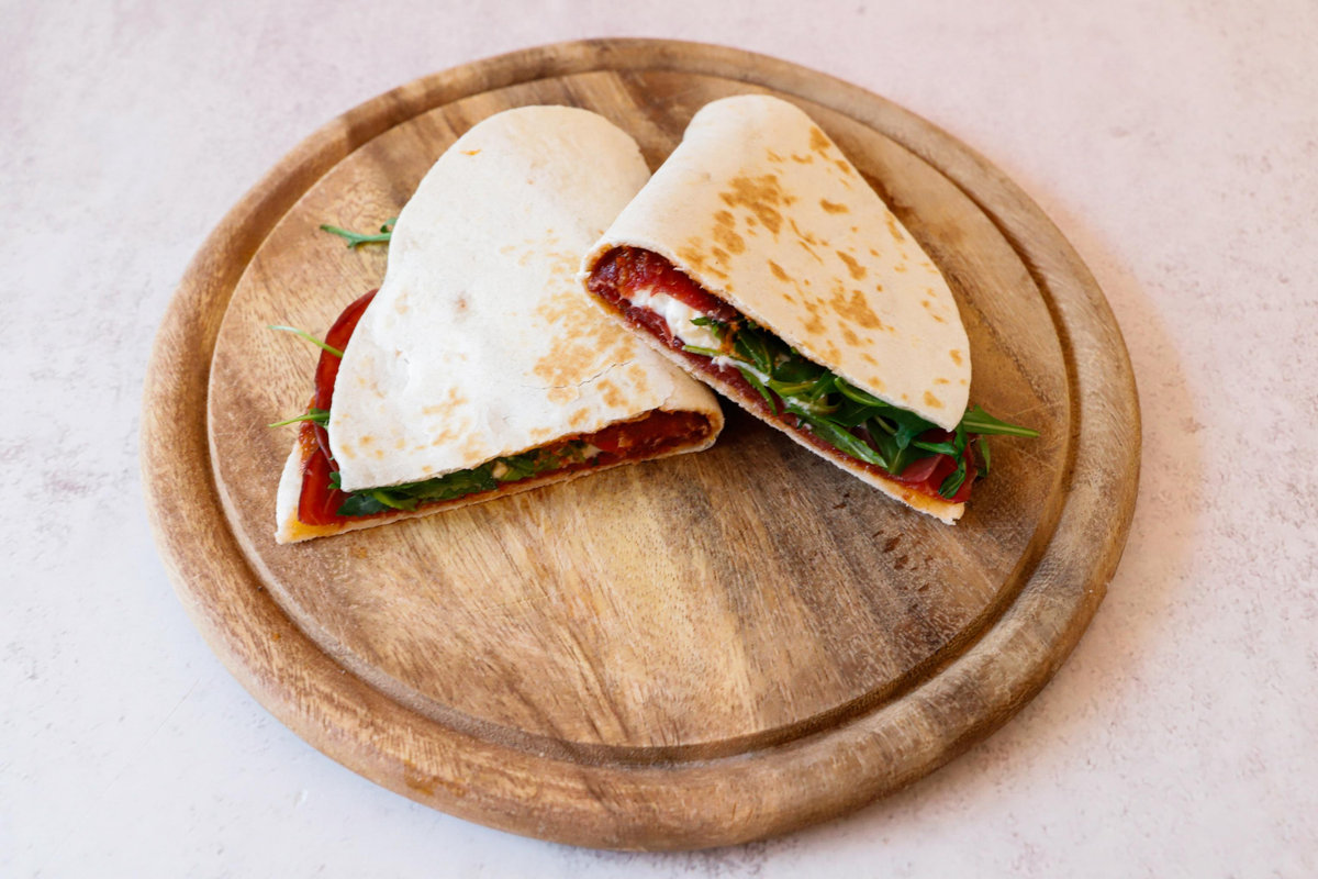 Ricetta della piadina: bresaola, pesto, stracchino, rucola