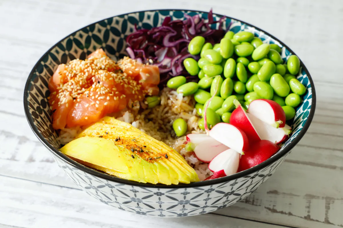 poke-bowl-salmone-riso-mango-cavolo