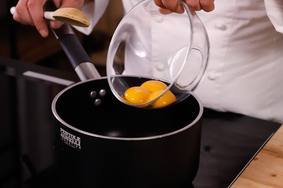 mettere i tuorli in una casseruola