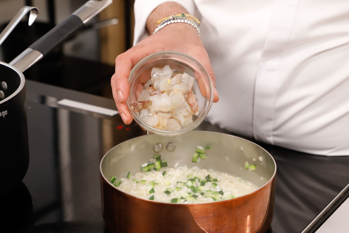 aggiungere zucchine e mazzancolle