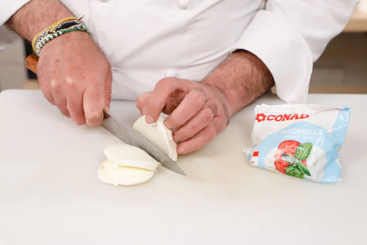 tagliare mozzarella a cubetti