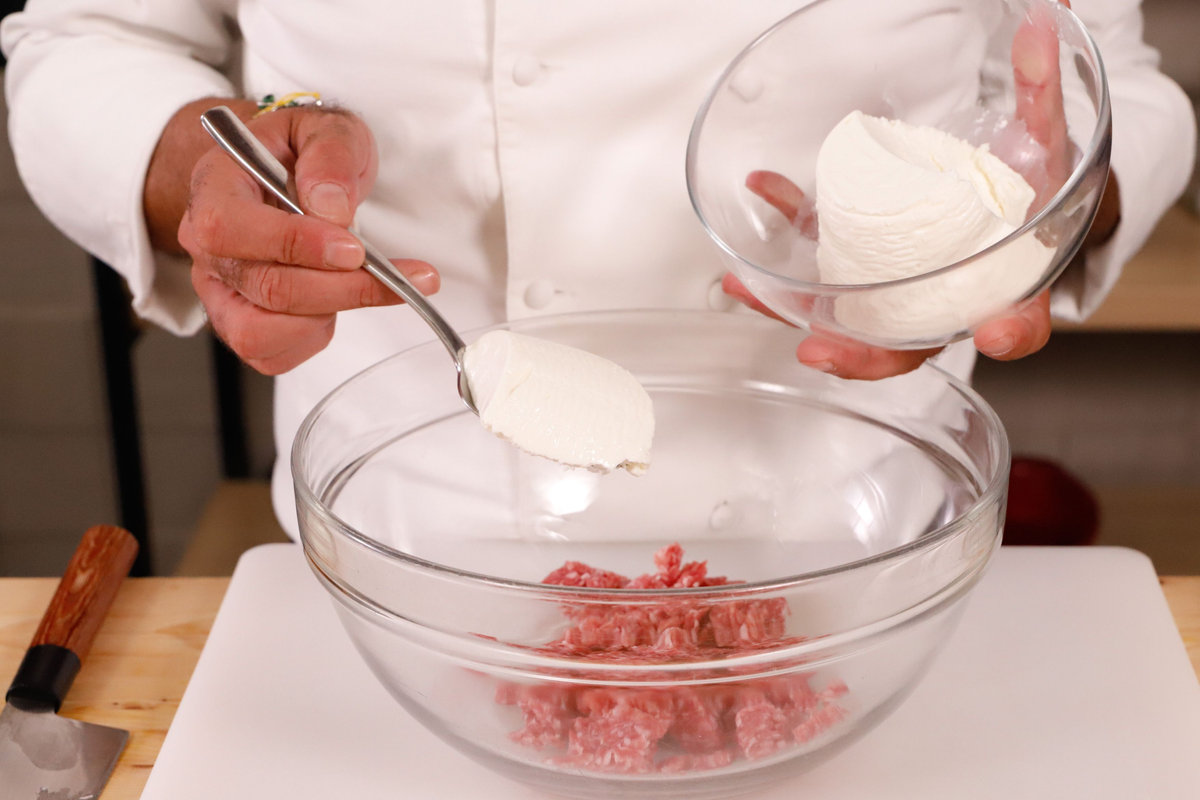 mescolare salame e ricotta