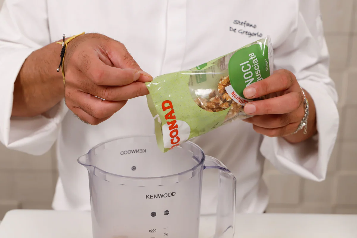 versare ingredienti nel bimby